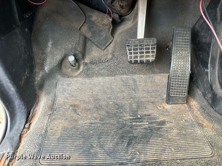 image for item EJ5291 1993 Ford F800 bucket truck