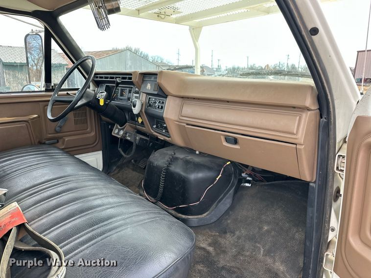 image for item EJ5291 1993 Ford F800 bucket truck