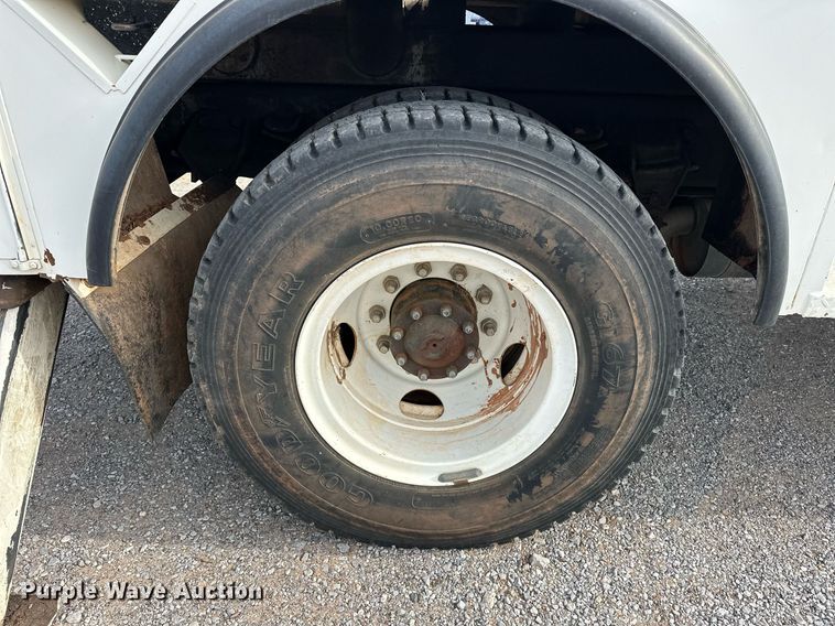 image for item EJ5291 1993 Ford F800 bucket truck