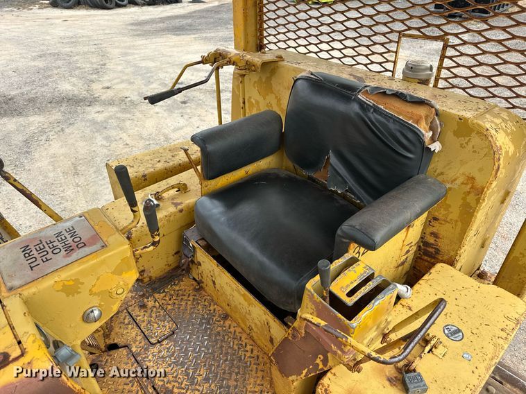 image for item ER1025 1973 Caterpillar D6C dozer