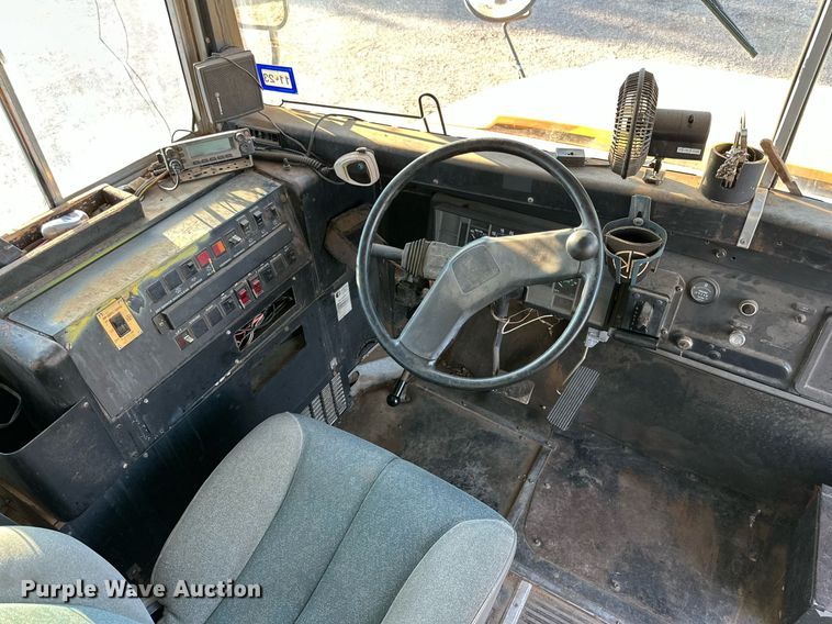 image for item NQ9128 1995 International 3800 school bus