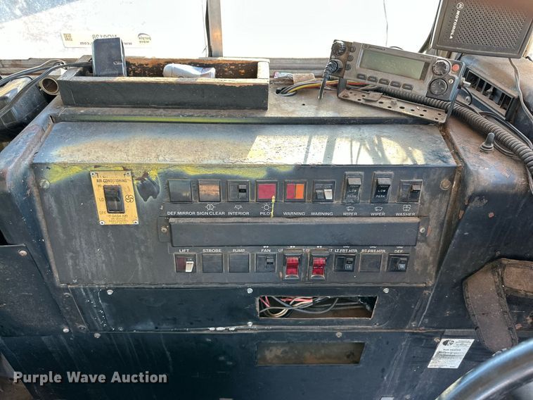 image for item NQ9128 1995 International 3800 school bus