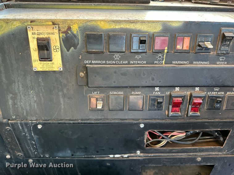 image for item NQ9128 1995 International 3800 school bus