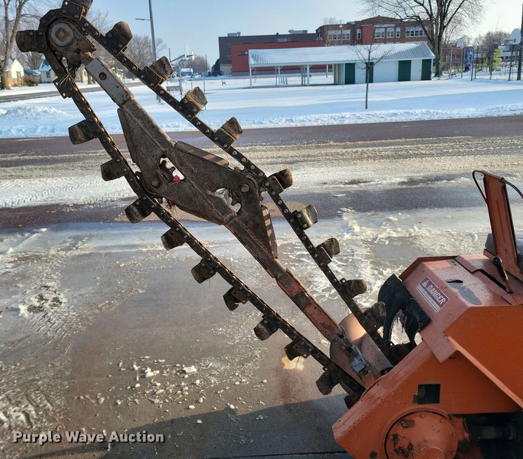 image for item OH9484 Ditch Witch J20 trencher