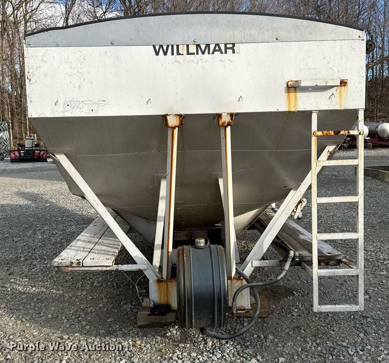 image for item DH9225 Willmar 1600 fertilizer truck bed