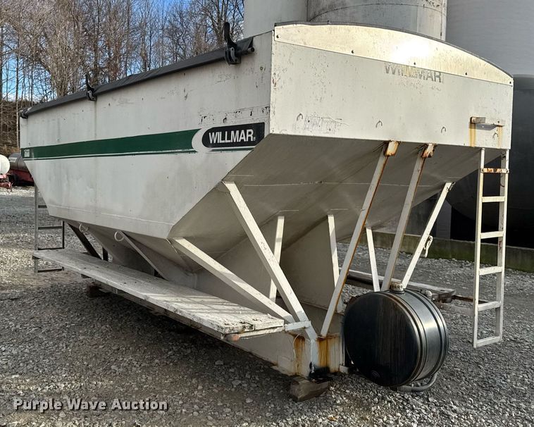 image for item DH9225 Willmar 1600 fertilizer truck bed