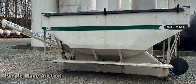 image for item DH9225 Willmar 1600 fertilizer truck bed