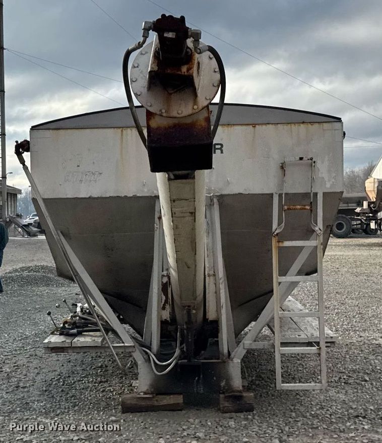 image for item DH9225 Willmar 1600 fertilizer truck bed