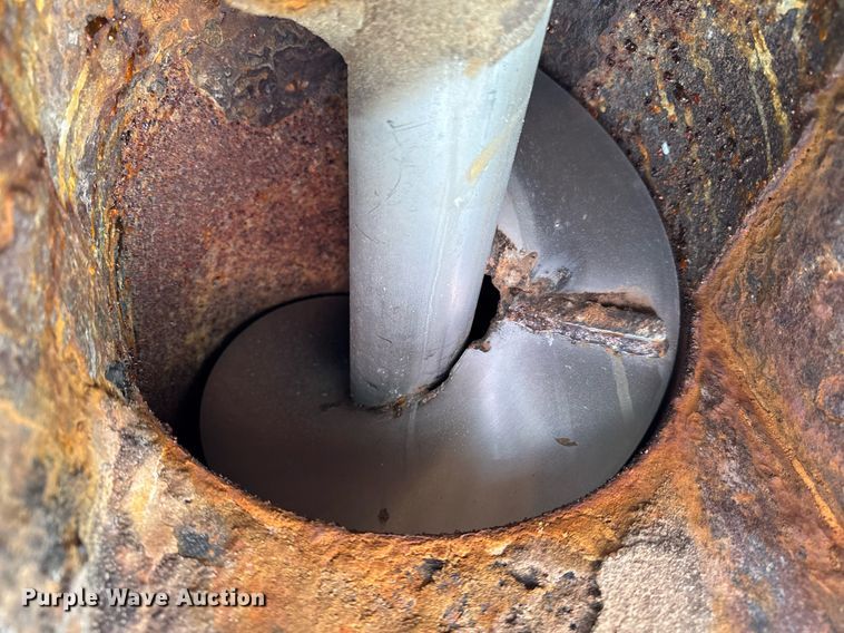 image for item DH9225 Willmar 1600 fertilizer truck bed