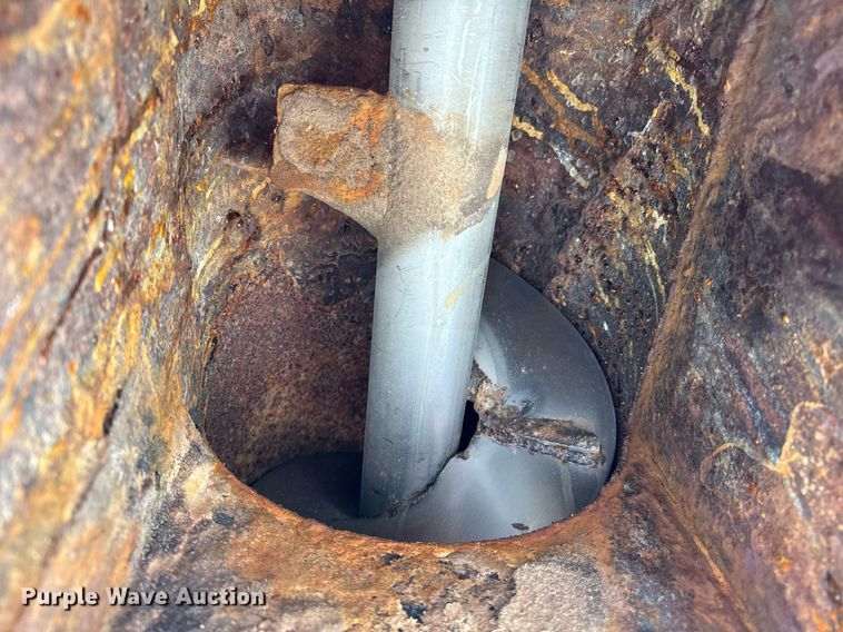 image for item DH9225 Willmar 1600 fertilizer truck bed