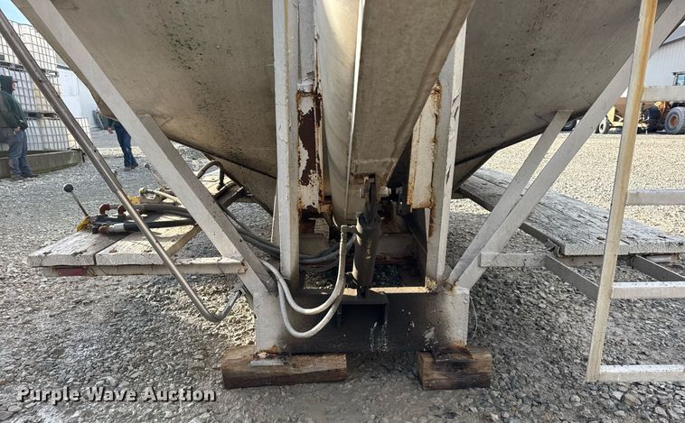 image for item DH9225 Willmar 1600 fertilizer truck bed