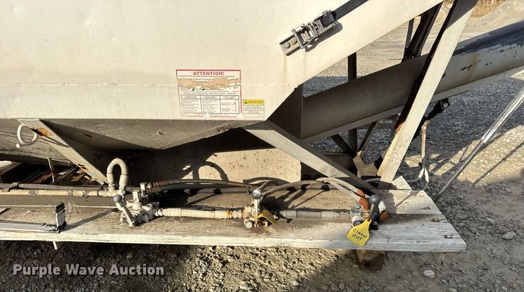 image for item DH9225 Willmar 1600 fertilizer truck bed