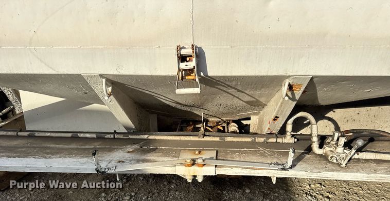 image for item DH9225 Willmar 1600 fertilizer truck bed
