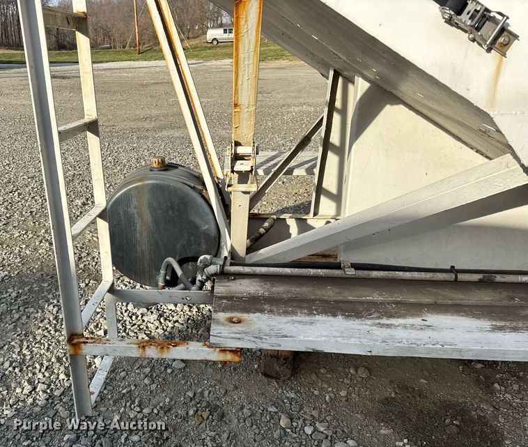 image for item DH9225 Willmar 1600 fertilizer truck bed