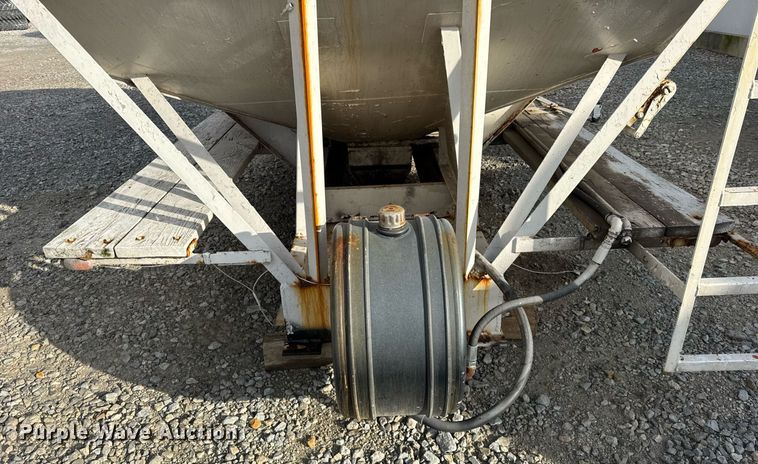 image for item DH9225 Willmar 1600 fertilizer truck bed