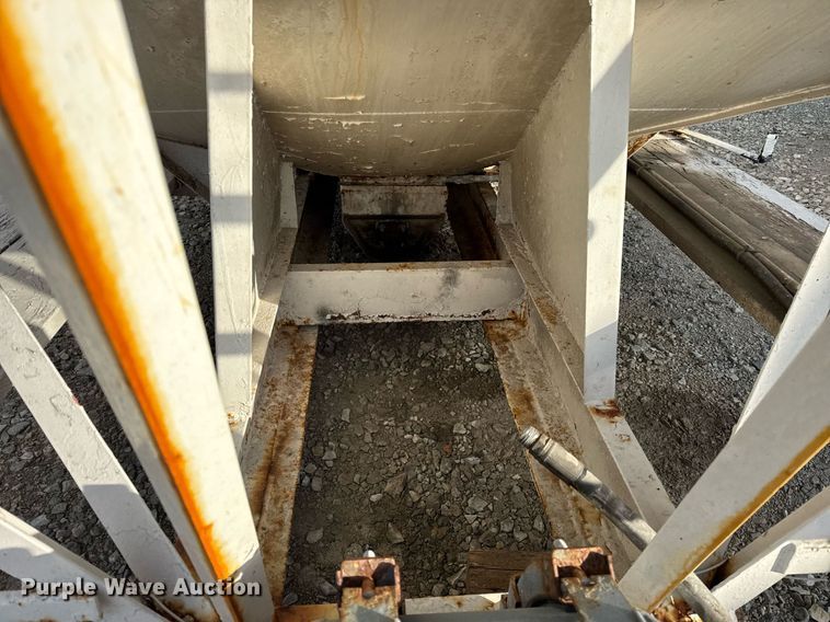 image for item DH9225 Willmar 1600 fertilizer truck bed