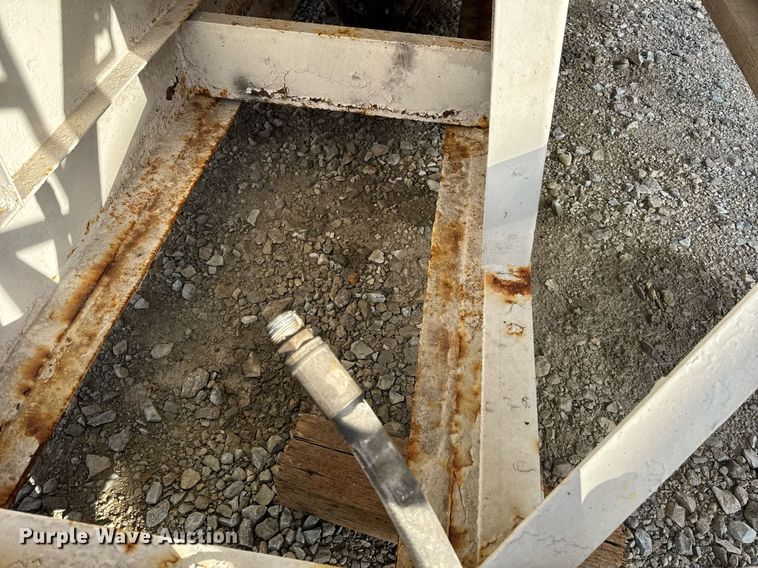 image for item DH9225 Willmar 1600 fertilizer truck bed