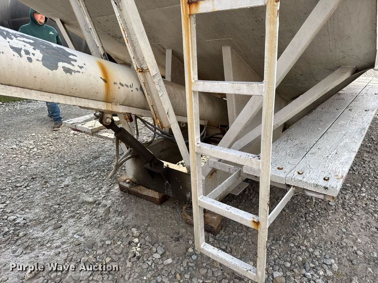 image for item DH9225 Willmar 1600 fertilizer truck bed