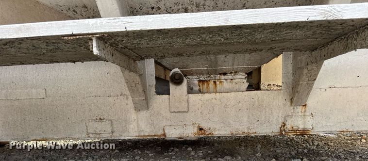 image for item DH9225 Willmar 1600 fertilizer truck bed