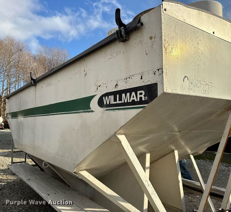 image for item DH9225 Willmar 1600 fertilizer truck bed