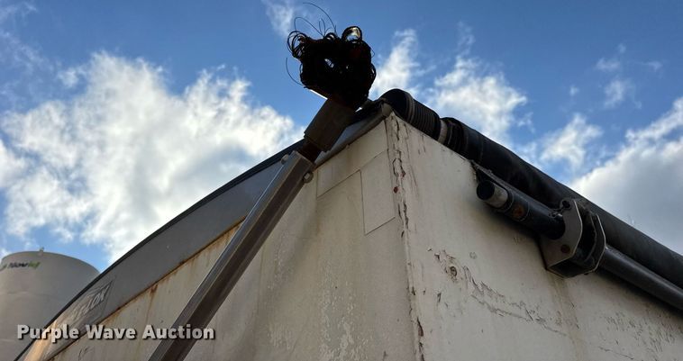 image for item DH9225 Willmar 1600 fertilizer truck bed