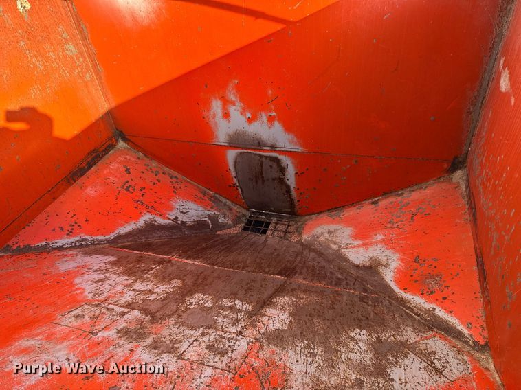 image for item DH9225 Willmar 1600 fertilizer truck bed