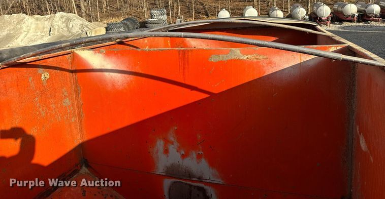 image for item DH9225 Willmar 1600 fertilizer truck bed