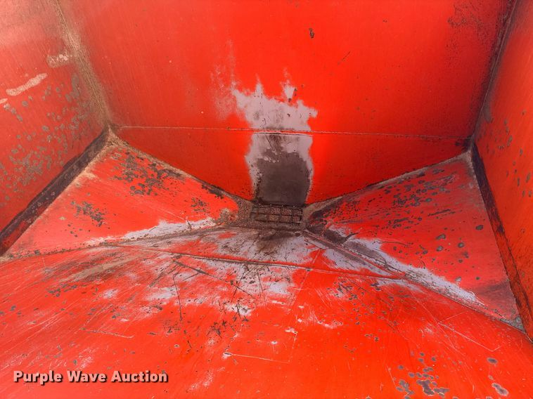 image for item DH9225 Willmar 1600 fertilizer truck bed