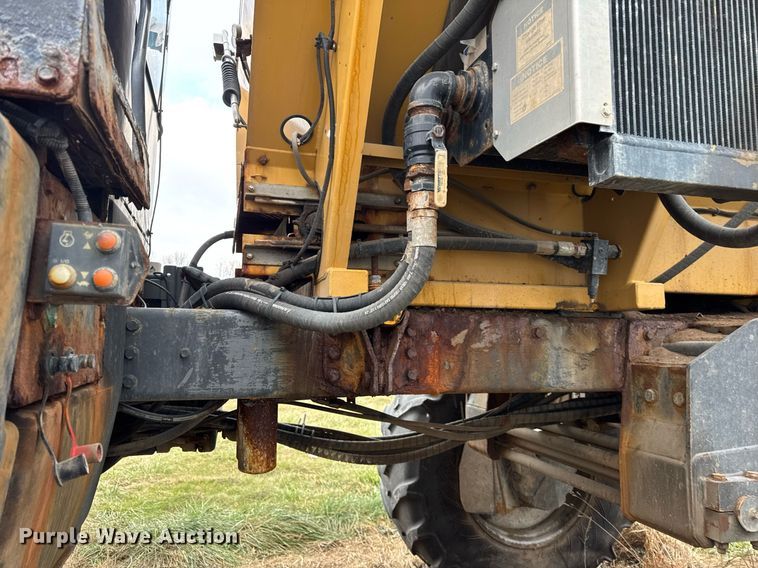 image for item DH9230 2016 RoGator RG1300B spreader