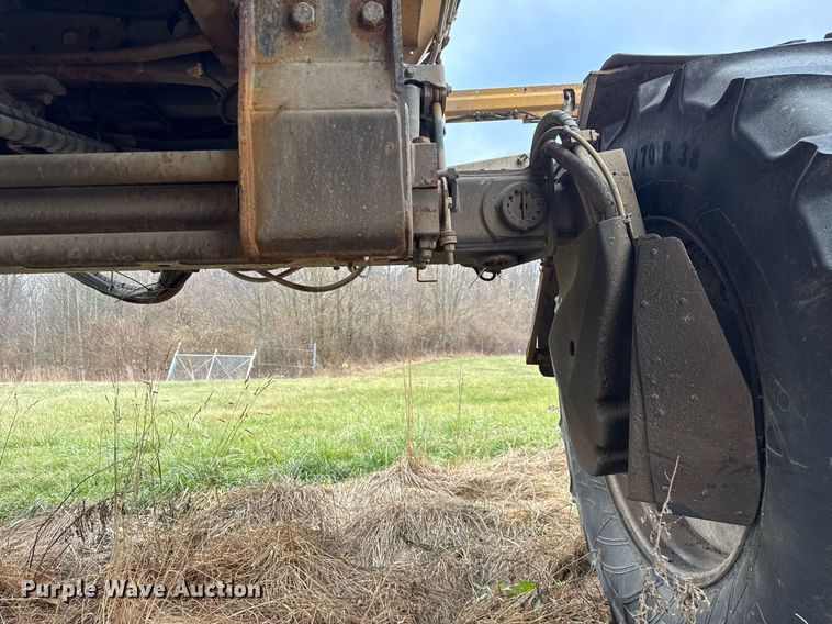 image for item DH9230 2016 RoGator RG1300B spreader