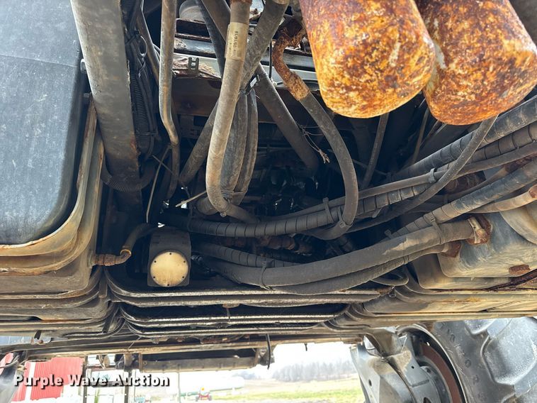 image for item DH9230 2016 RoGator RG1300B spreader