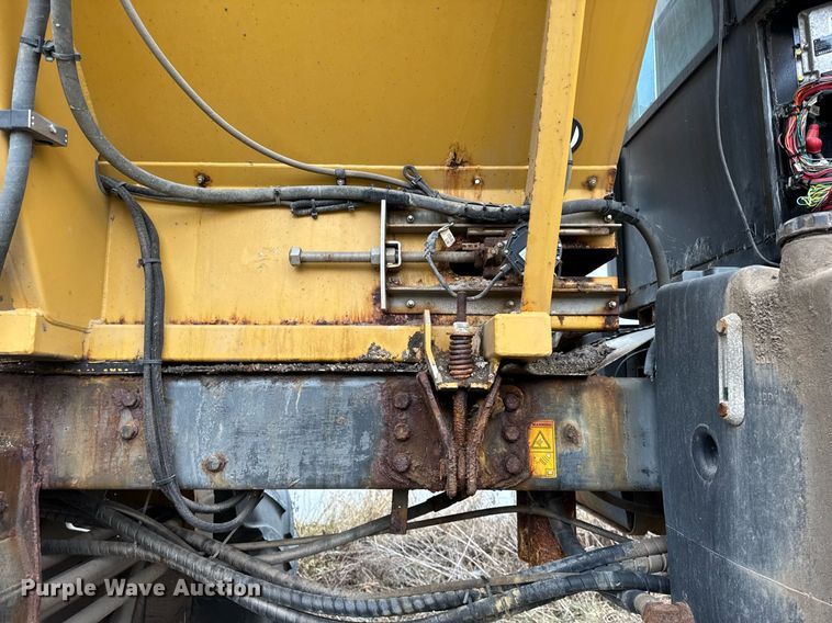 image for item DH9230 2016 RoGator RG1300B spreader