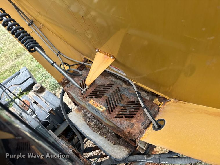 image for item DH9230 2016 RoGator RG1300B spreader