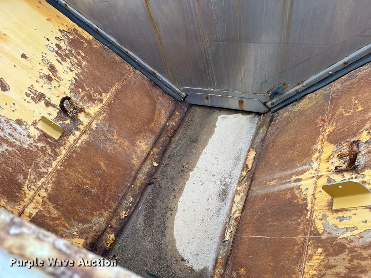 image for item DH9230 2016 RoGator RG1300B spreader