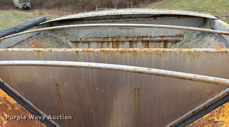 image for item DH9230 2016 RoGator RG1300B spreader