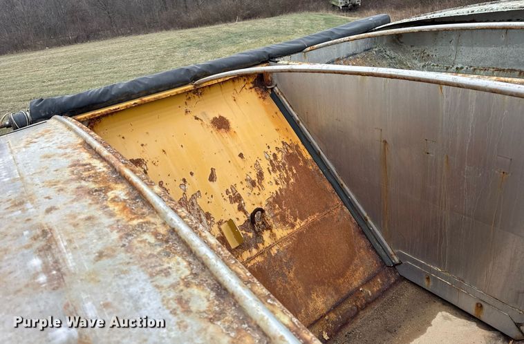 image for item DH9230 2016 RoGator RG1300B spreader