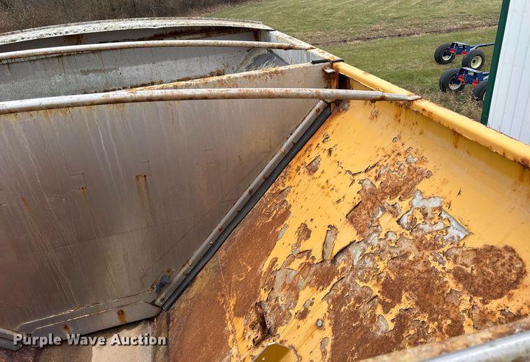 image for item DH9230 2016 RoGator RG1300B spreader