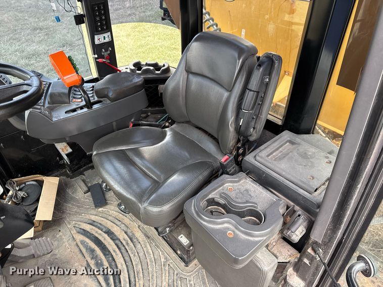 image for item DH9230 2016 RoGator RG1300B spreader