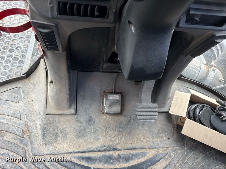 image for item DH9230 2016 RoGator RG1300B spreader