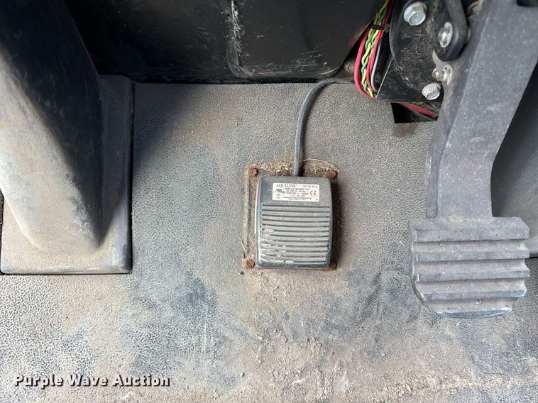 image for item DH9230 2016 RoGator RG1300B spreader