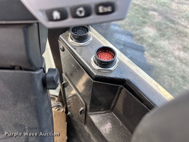 image for item DH9230 2016 RoGator RG1300B spreader