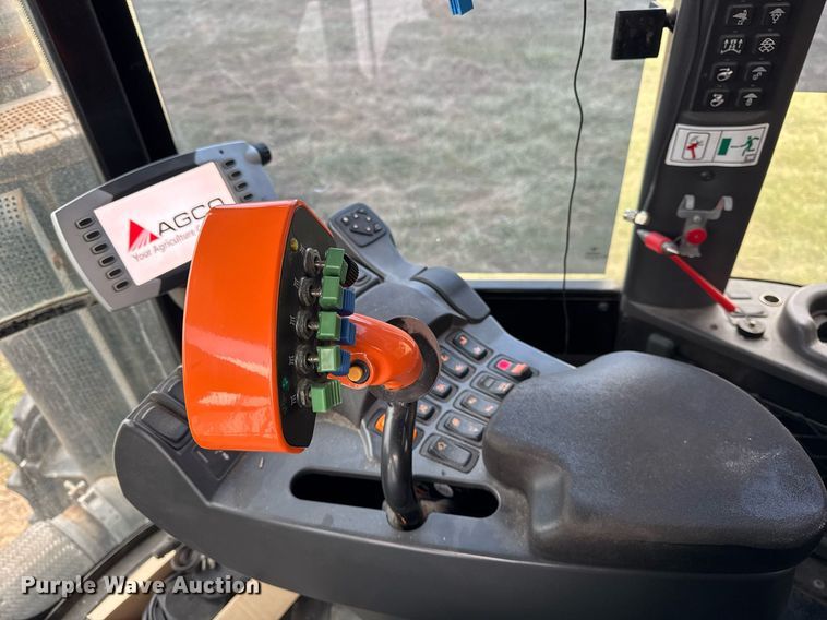 image for item DH9230 2016 RoGator RG1300B spreader