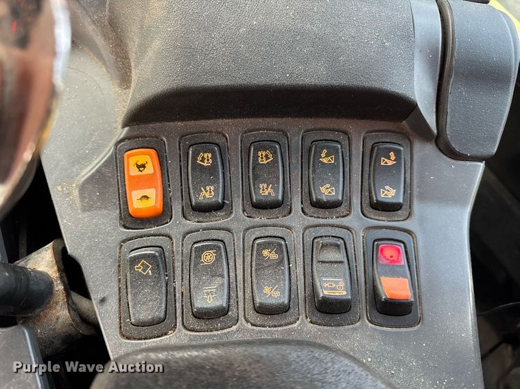 image for item DH9230 2016 RoGator RG1300B spreader