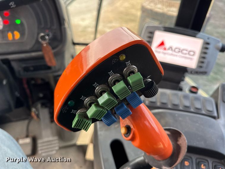 image for item DH9230 2016 RoGator RG1300B spreader