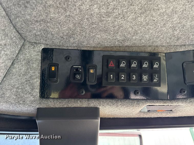 image for item DH9230 2016 RoGator RG1300B spreader