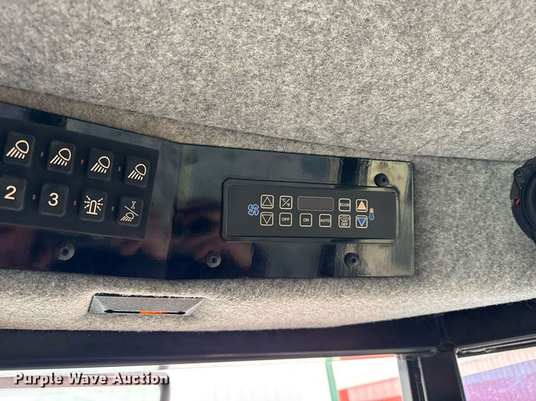 image for item DH9230 2016 RoGator RG1300B spreader