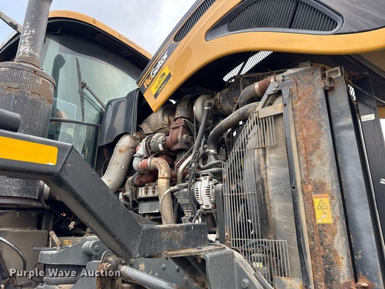 image for item DH9230 2016 RoGator RG1300B spreader