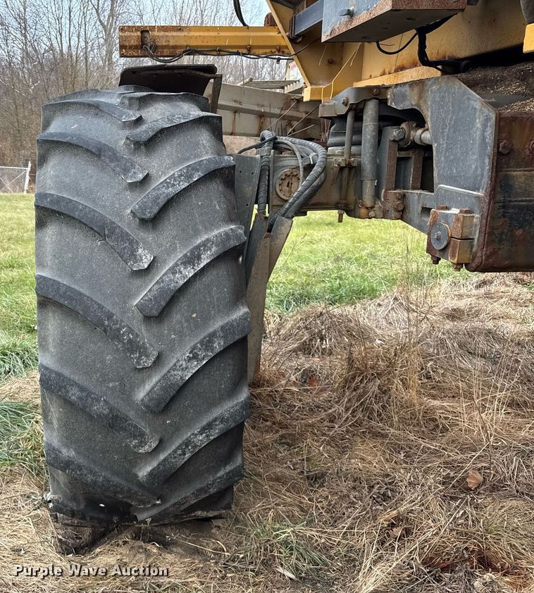 image for item DH9230 2016 RoGator RG1300B spreader
