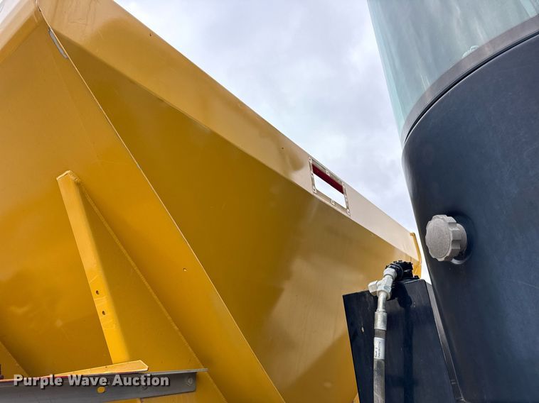 image for item DH9236 2015 TerraGator 8300B spreader