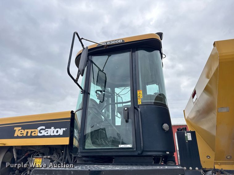 image for item DH9236 2015 TerraGator 8300B spreader